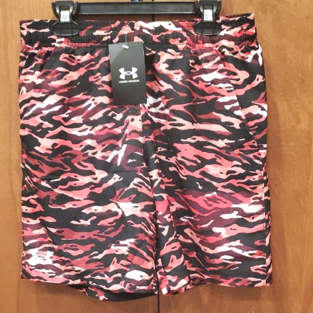 NEW W/ TAG ~ Boys Under Armour Camo Shorts ~ Size YLG